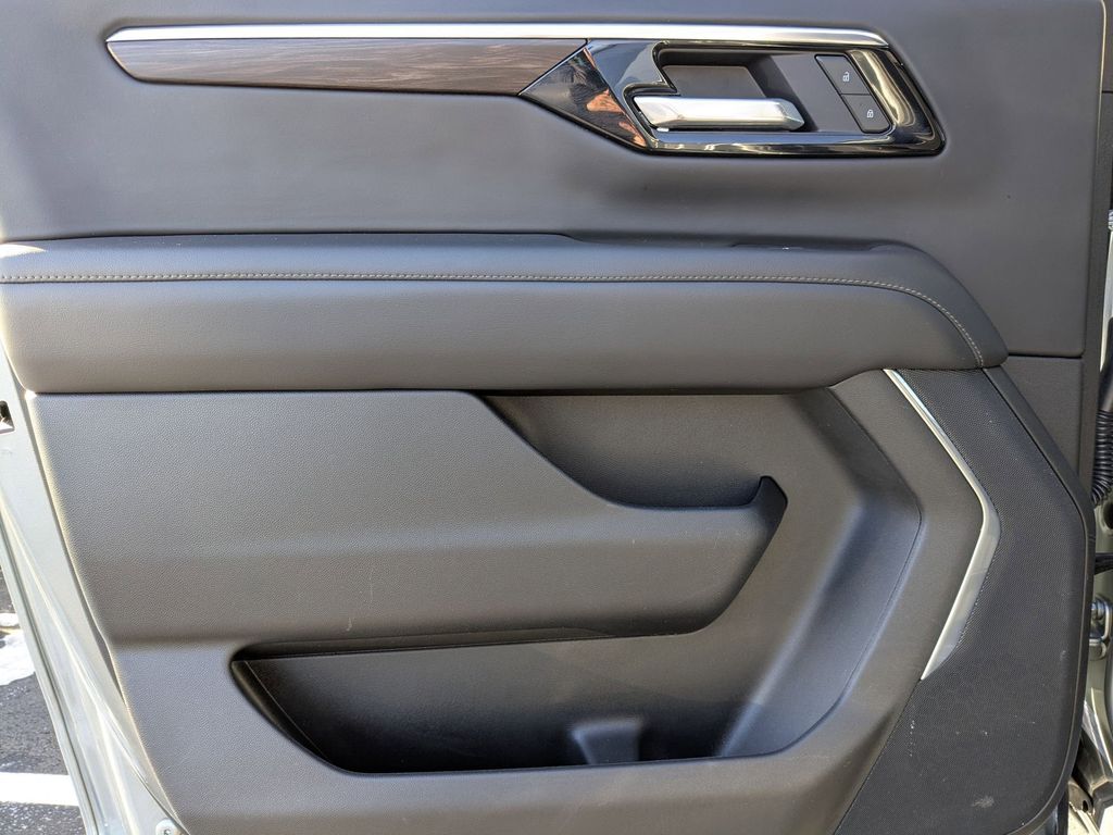 Thumbnail: 2025 Chevrolet Suburban - 29