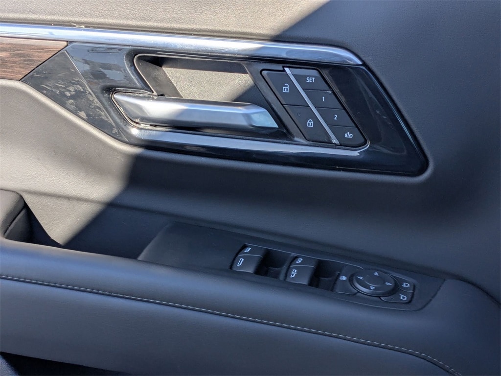 Thumbnail: 2025 Chevrolet Suburban - 14