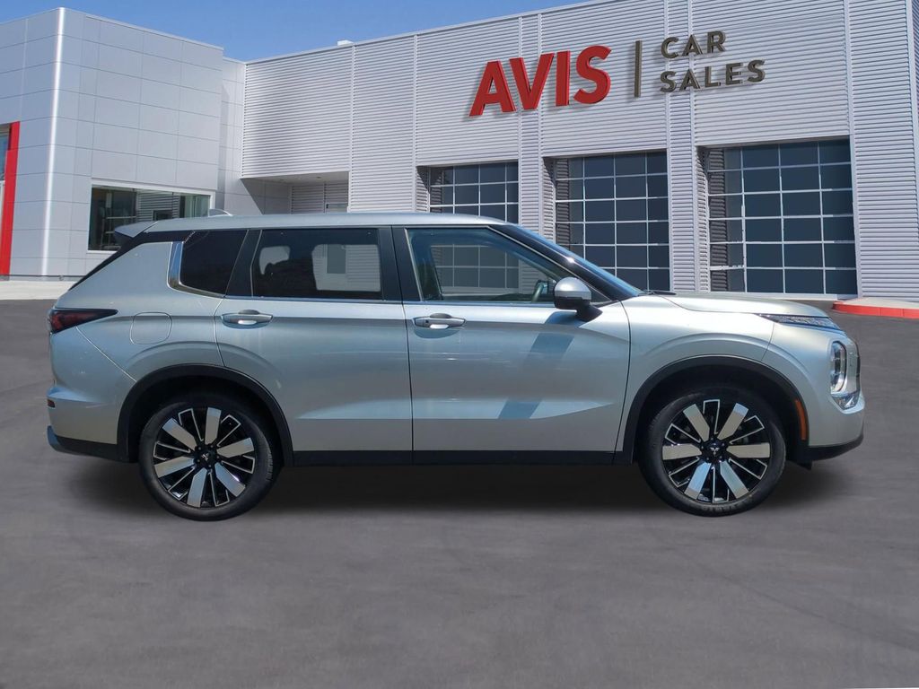 Thumbnail: 2025 Mitsubishi Outlander - 5