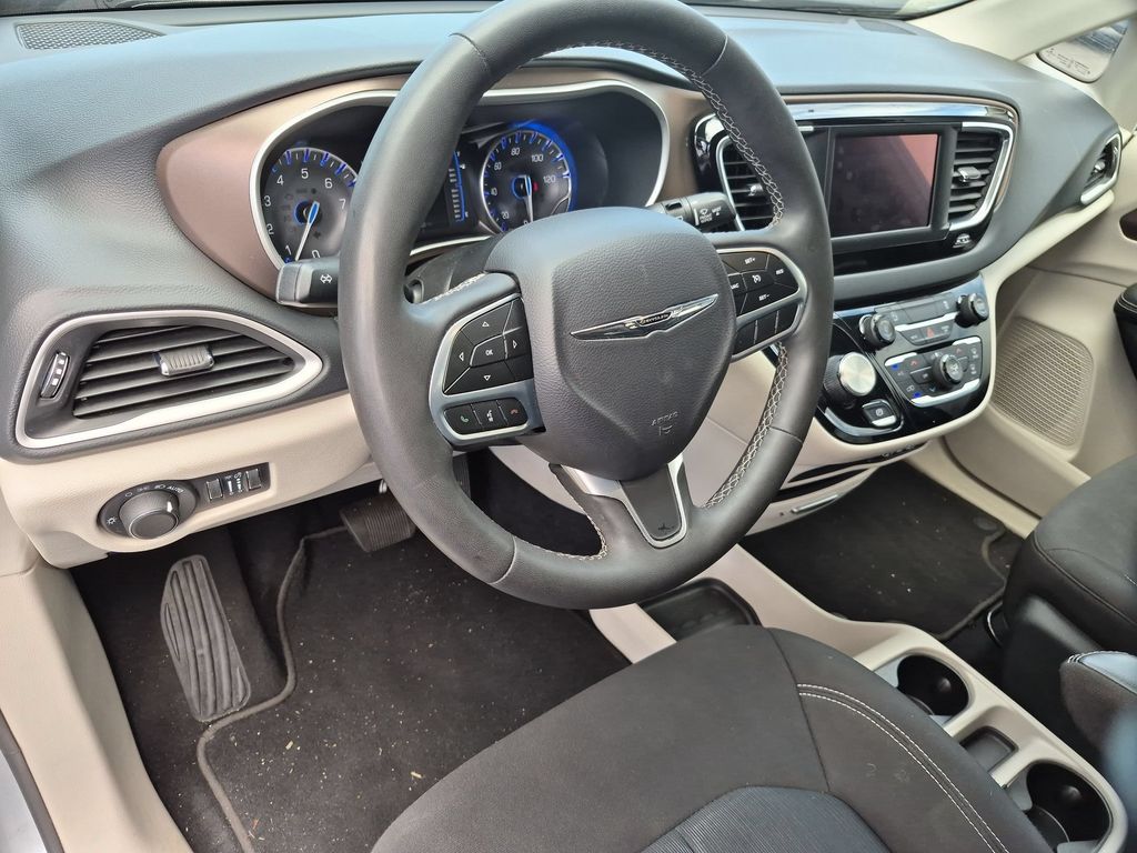 Thumbnail: 2023 Chrysler Voyager - 15