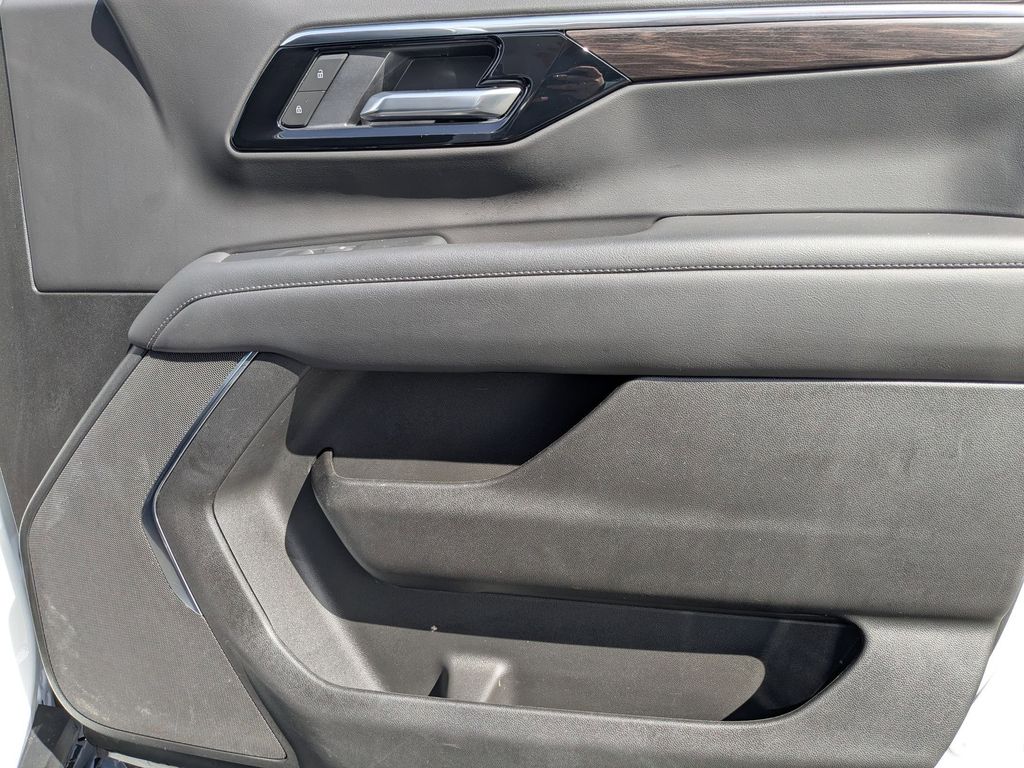 Thumbnail: 2025 Chevrolet Tahoe - 32