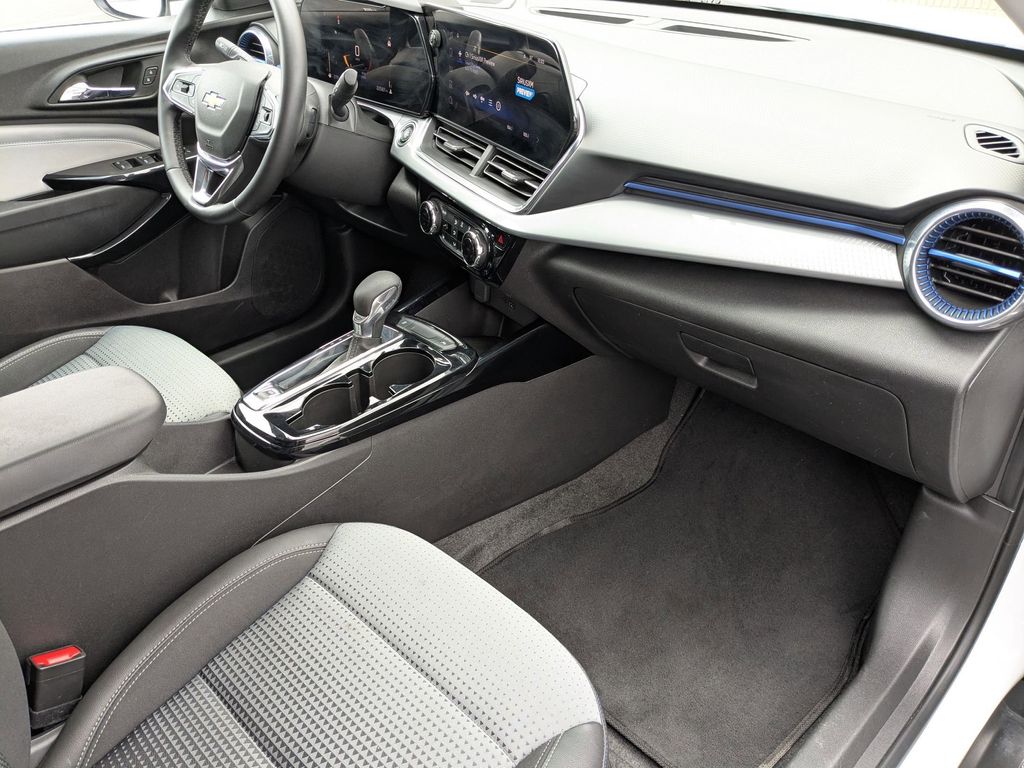 Thumbnail: 2025 Chevrolet Trax - 31