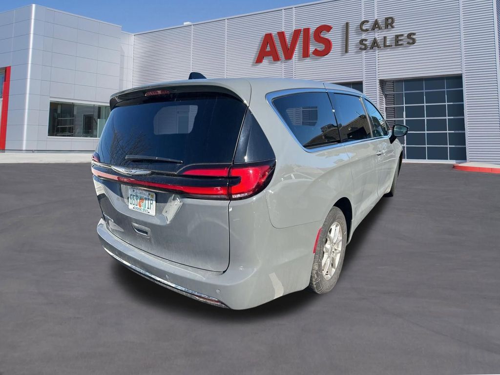 Thumbnail: 2025 Chrysler Pacifica - 3