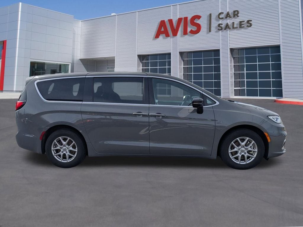 Thumbnail: 2025 Chrysler Pacifica - 5