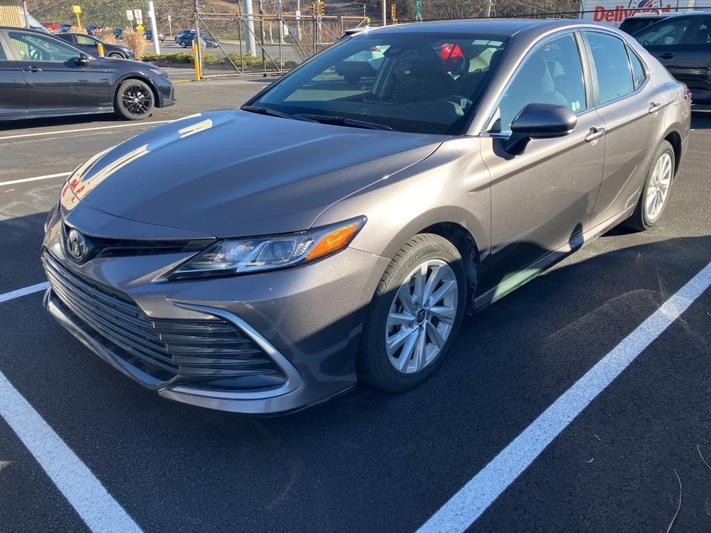 2024 Toyota Camry LE's photo