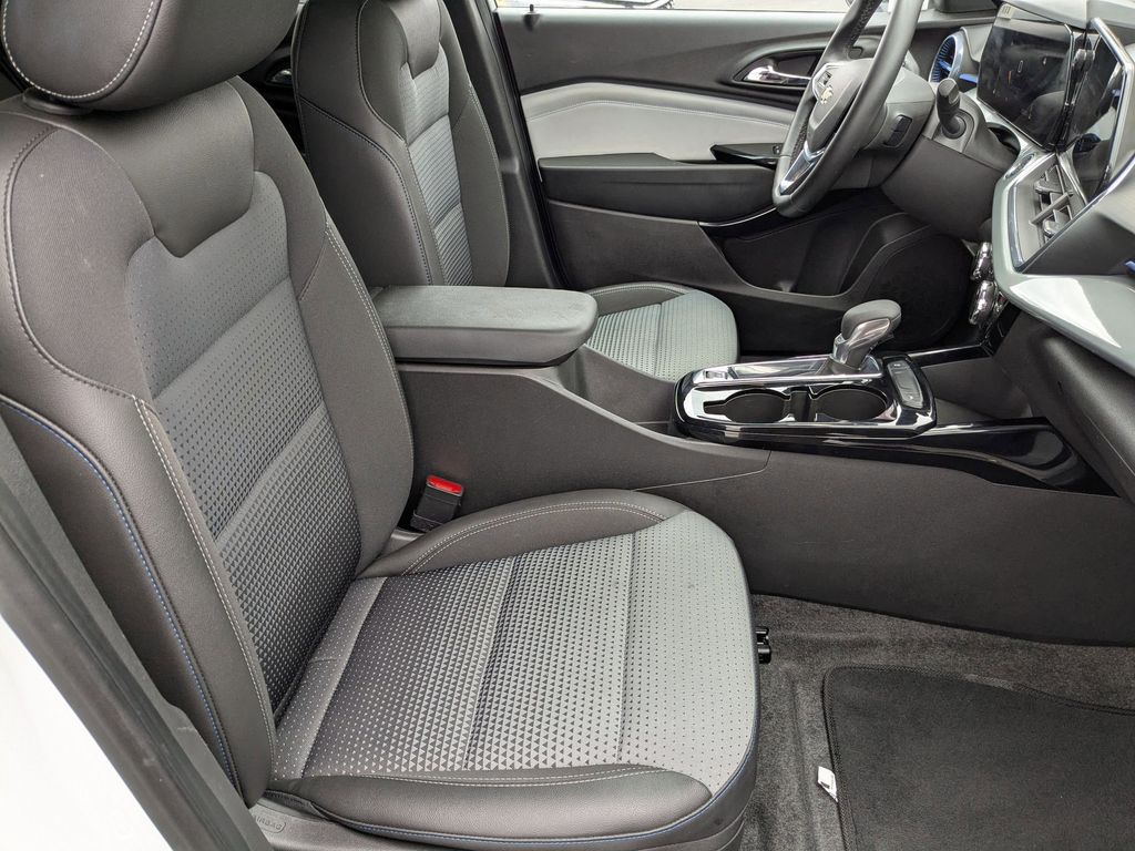 Thumbnail: 2025 Chevrolet Trax - 32