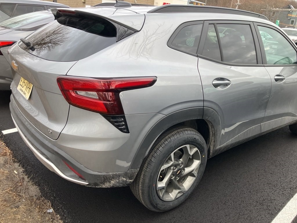 Thumbnail: 2025 Chevrolet Trax - 3