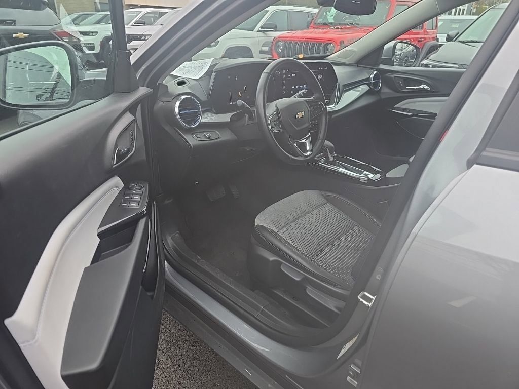 Thumbnail: 2025 Chevrolet Trax - 7