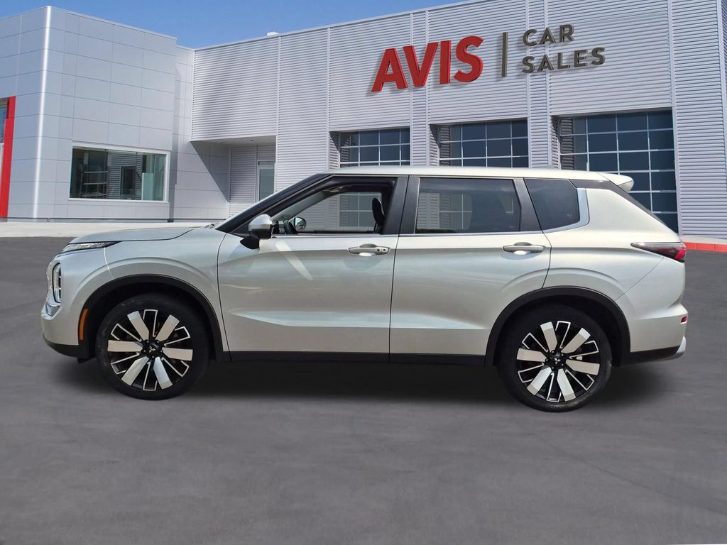 Thumbnail: 2025 Mitsubishi Outlander - 10