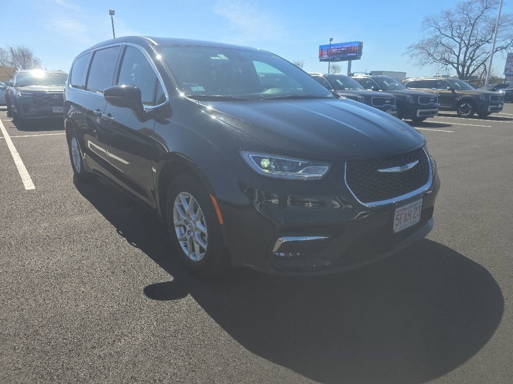Thumbnail: 2025 Chrysler Pacifica - 3