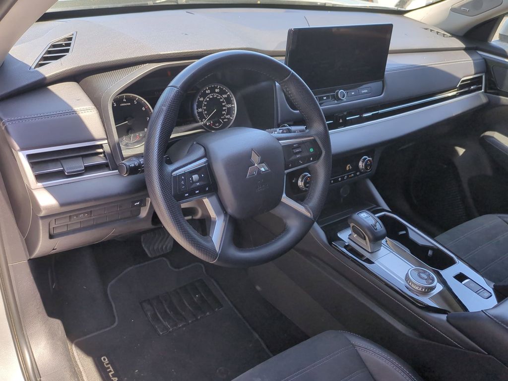 Thumbnail: 2025 Mitsubishi Outlander - 15