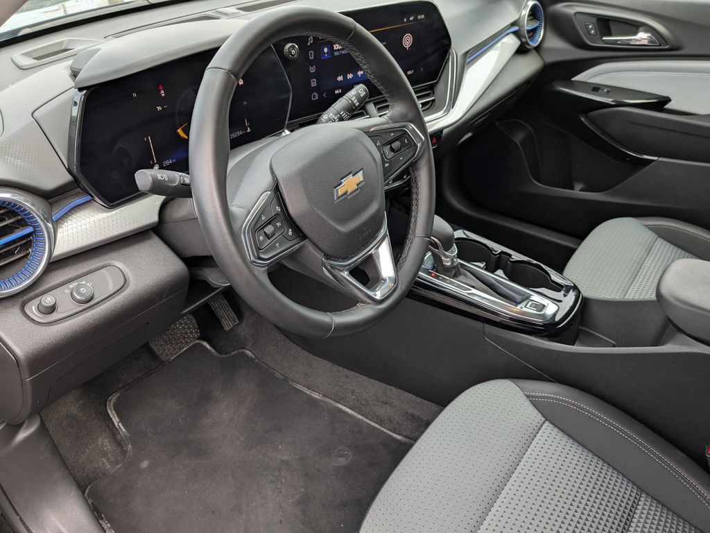 Thumbnail: 2025 Chevrolet Trax - 14