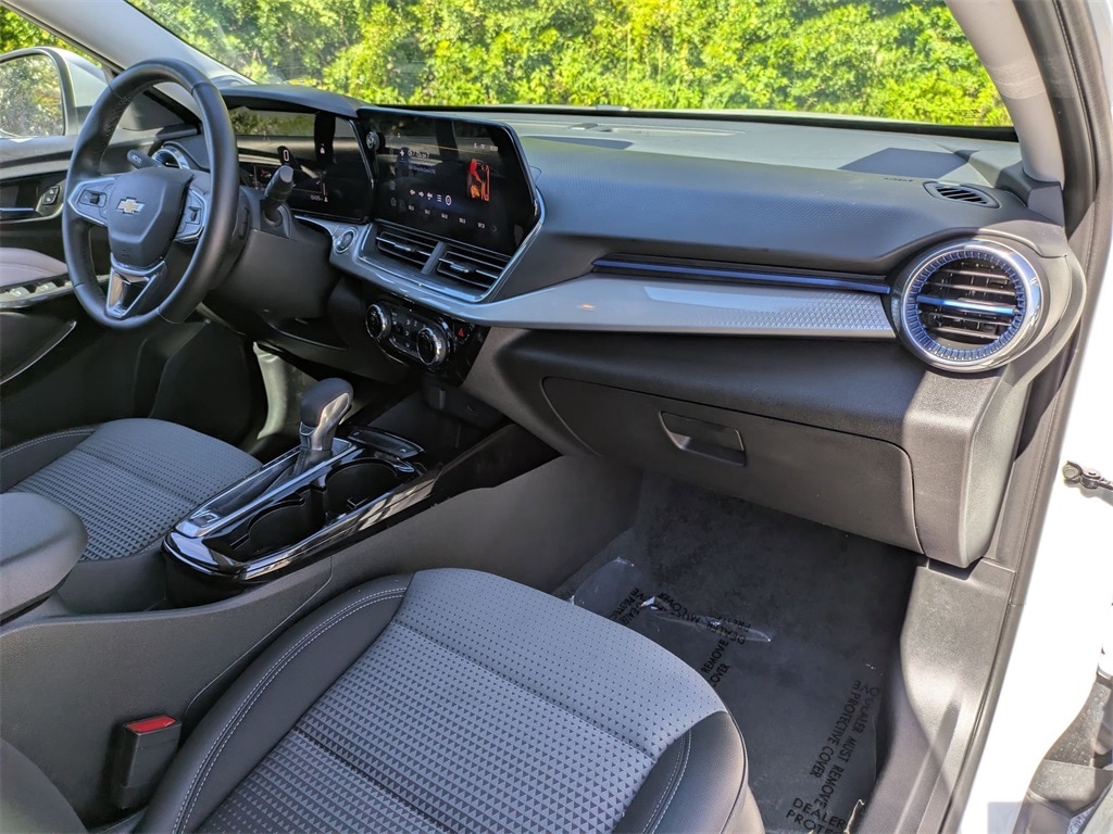 Thumbnail: 2025 Chevrolet Trax - 32