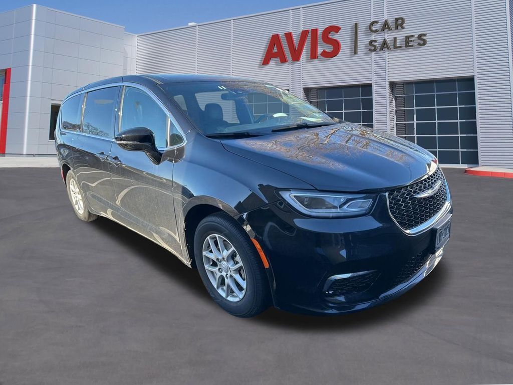 Thumbnail: 2025 Chrysler Pacifica - 3