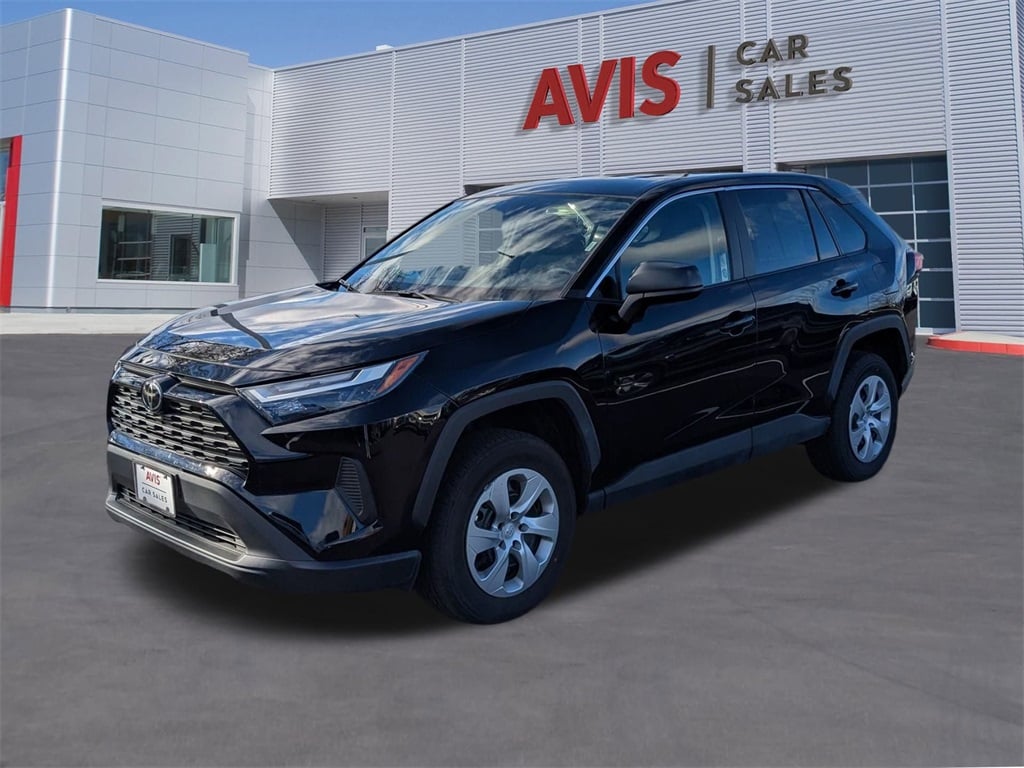 2025 Toyota RAV4 LE's photo