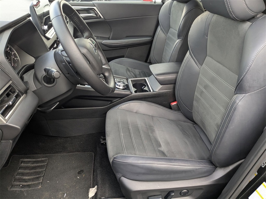 Thumbnail: 2024 Mitsubishi Outlander - 18