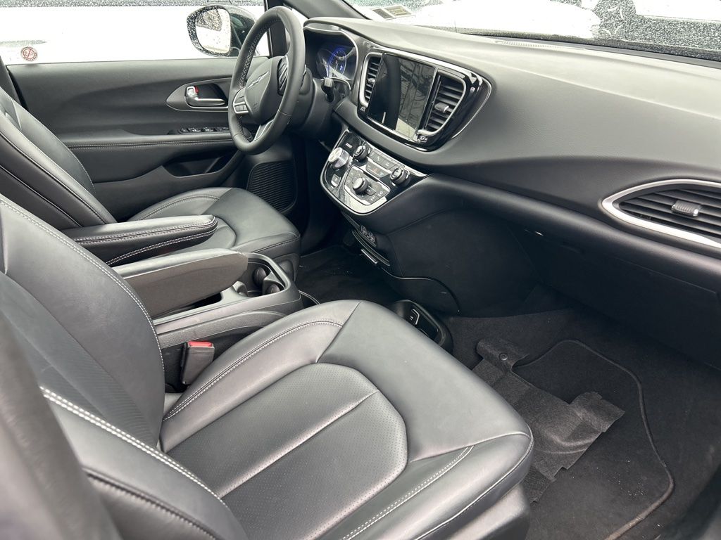 Thumbnail: 2025 Chrysler Pacifica - 4