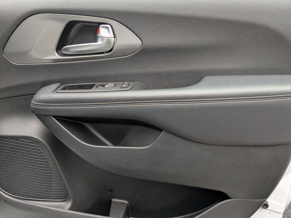 Thumbnail: 2025 Chrysler Pacifica - 31