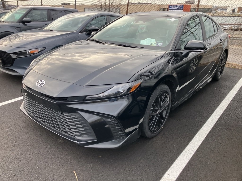 2025 Toyota Camry SE's photo