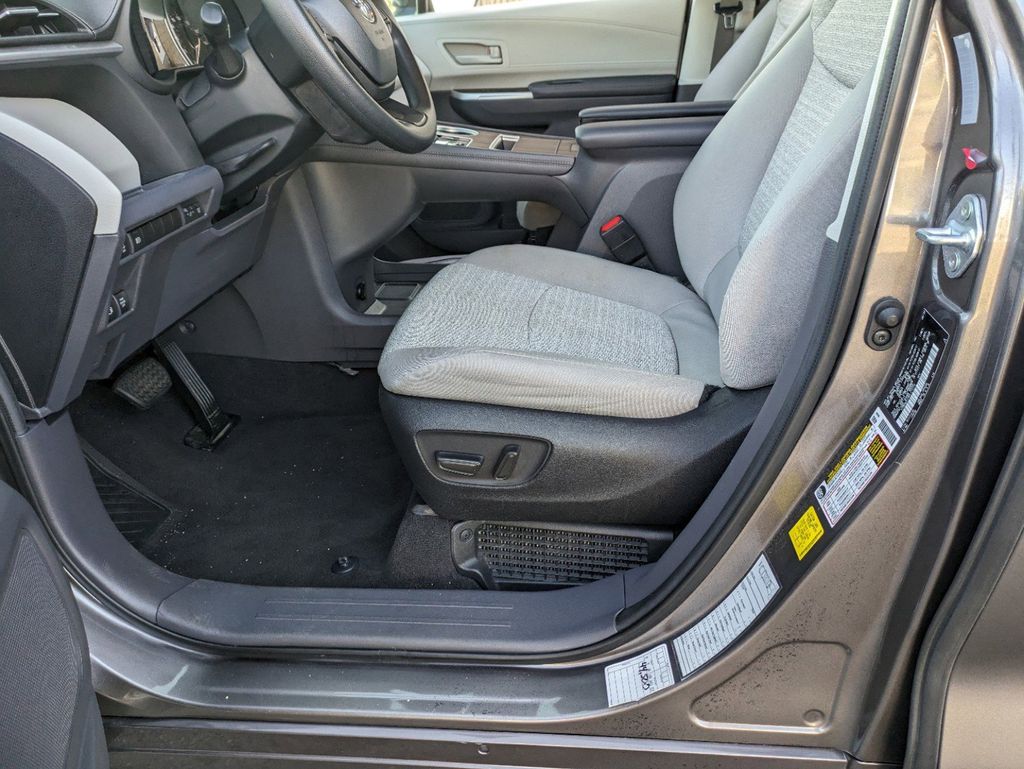 Thumbnail: 2022 Toyota Sienna - 20