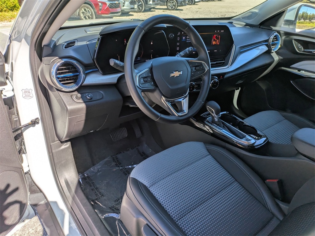 Thumbnail: 2025 Chevrolet Trax - 14