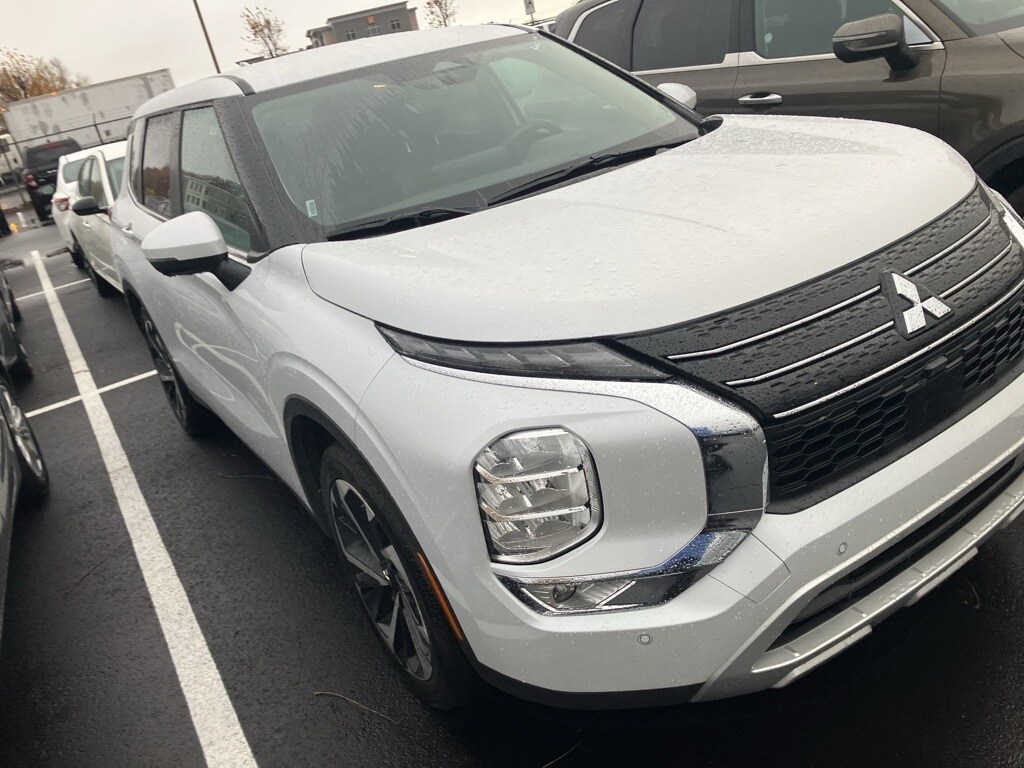 2024 Mitsubishi Outlander SE photo 2