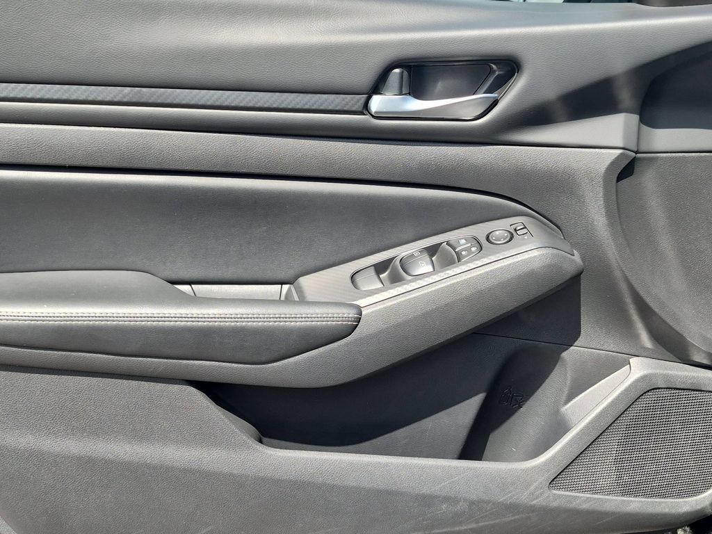 2025 Nissan Altima SV - Photo 11