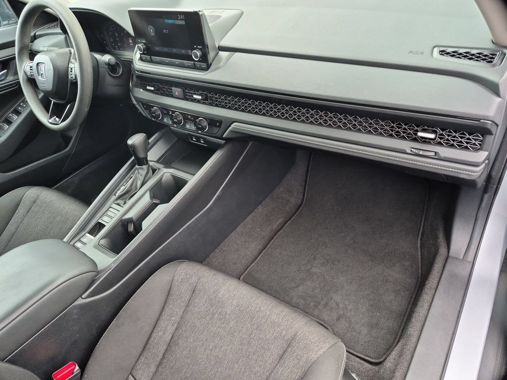 2025 Honda Accord SE - Photo 31