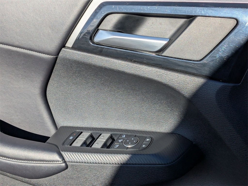 Thumbnail: 2025 Mitsubishi Outlander - 16