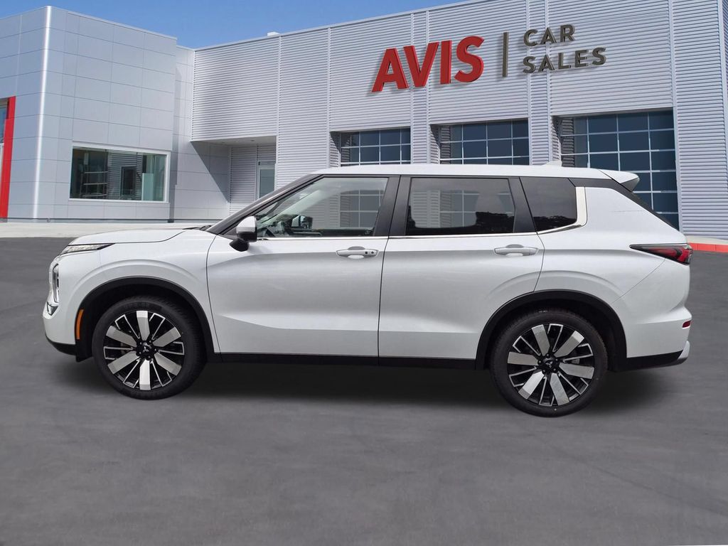 Thumbnail: 2025 Mitsubishi Outlander - 10