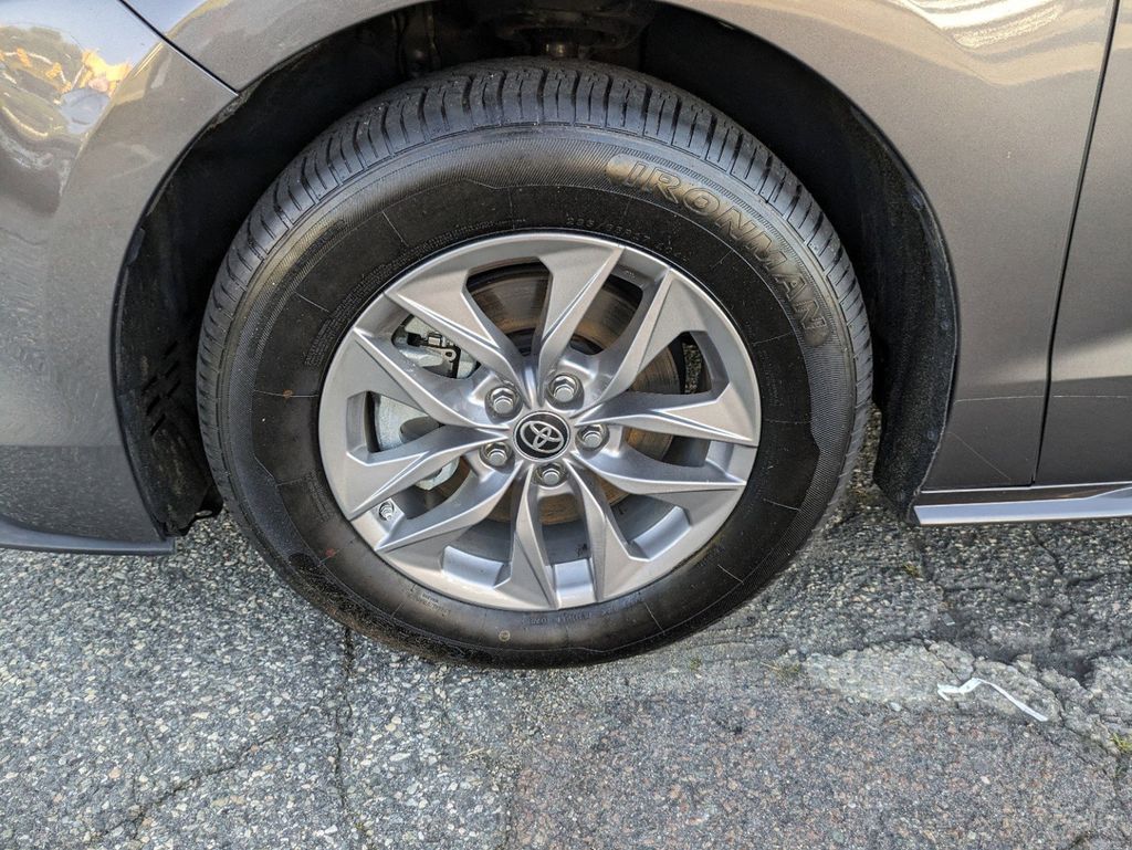 Thumbnail: 2022 Toyota Sienna - 8