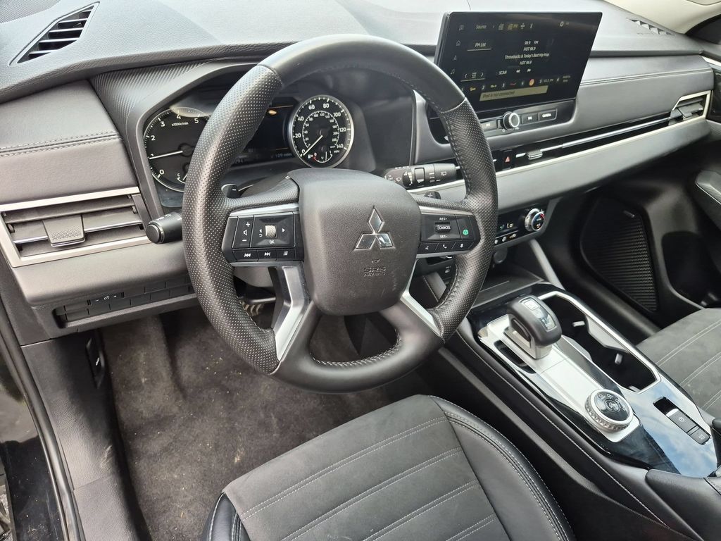 Thumbnail: 2025 Mitsubishi Outlander - 15
