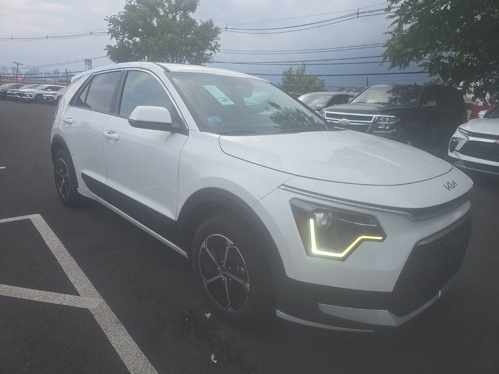 Thumbnail: 2025 Kia Niro - 3