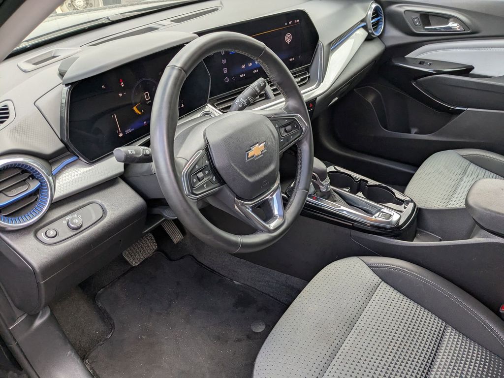 Thumbnail: 2025 Chevrolet Trax - 14