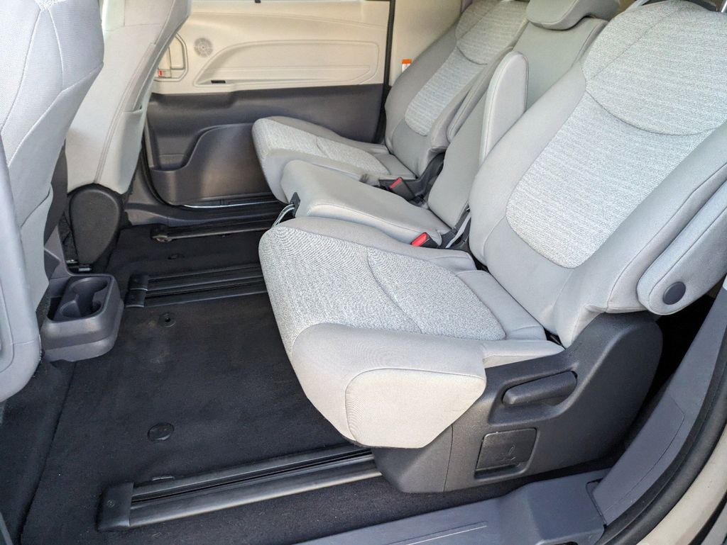 Thumbnail: 2022 Toyota Sienna - 21