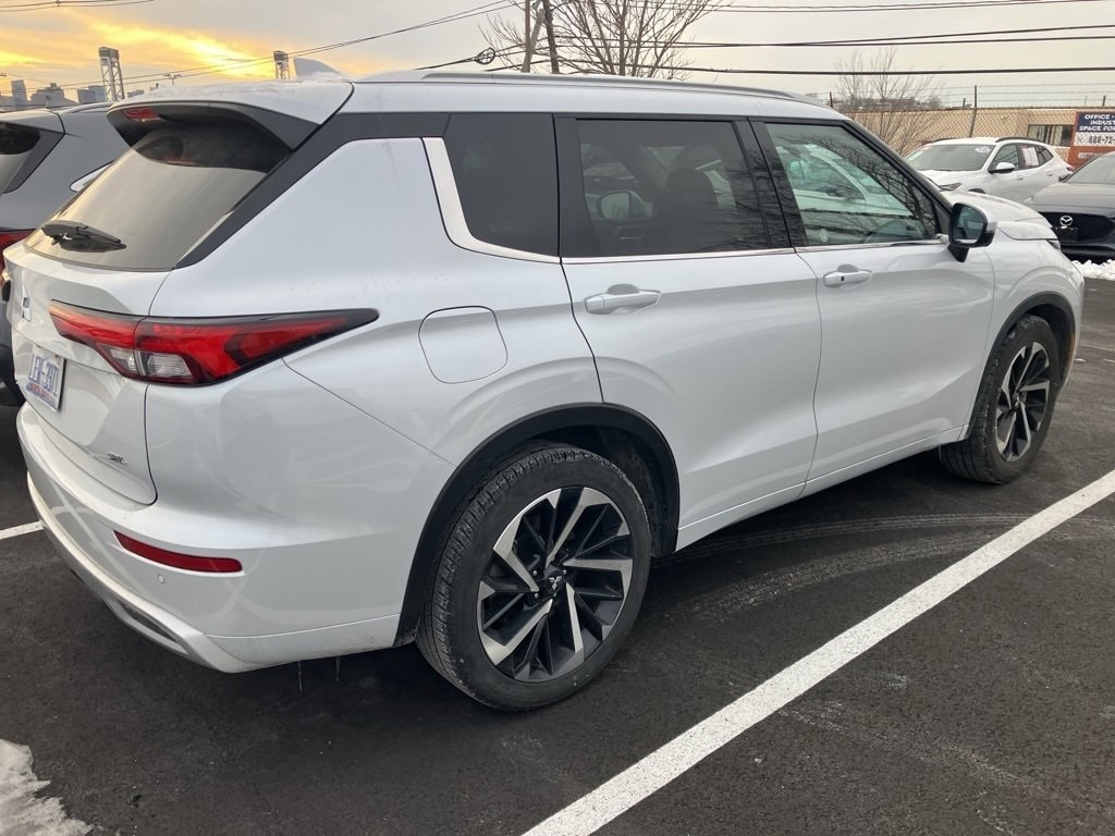 Thumbnail: 2024 Mitsubishi Outlander - 3