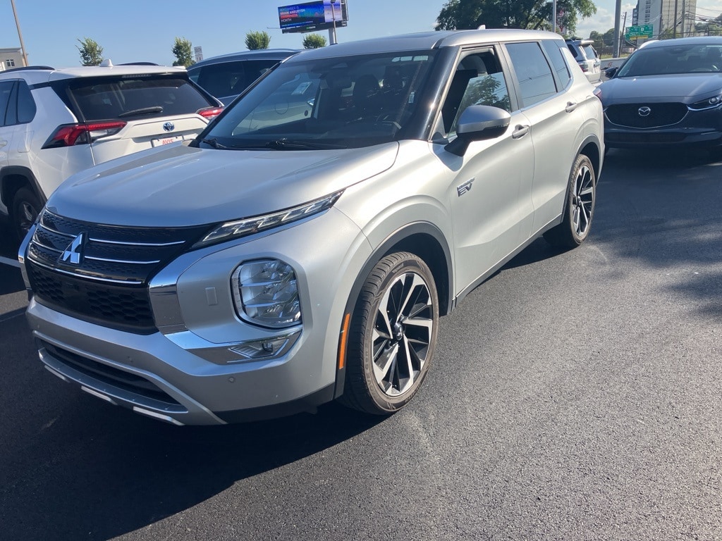 Thumbnail: 2023 Mitsubishi Outlander - 1