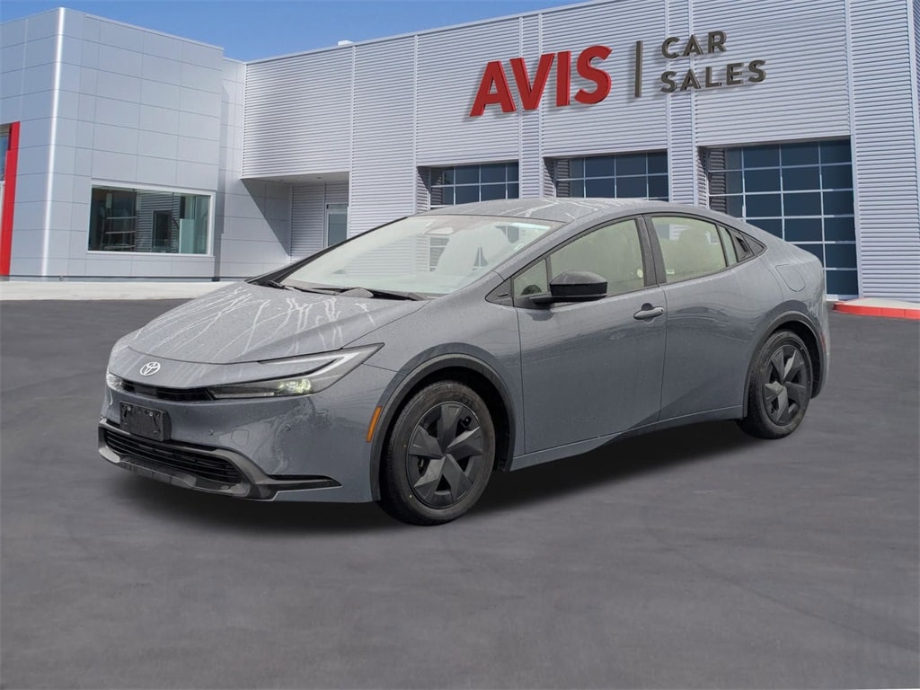 2025 Toyota Prius LE's photo