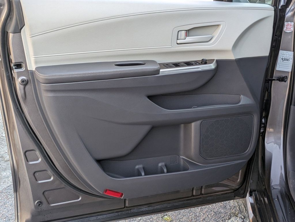 Thumbnail: 2022 Toyota Sienna - 9