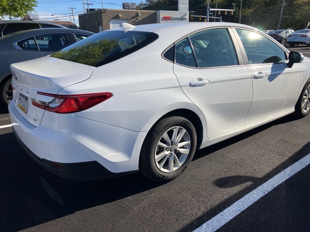 2025 Toyota Camry SE photo 3