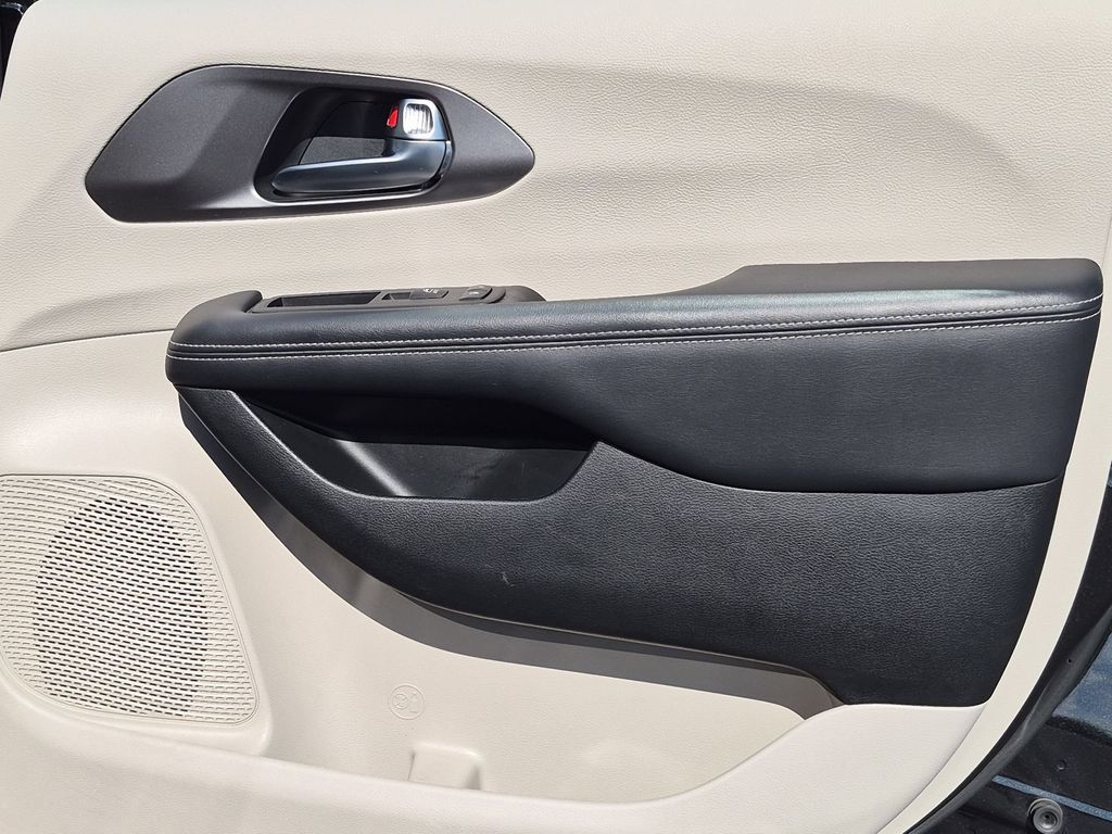 Thumbnail: 2023 Chrysler Pacifica - 33