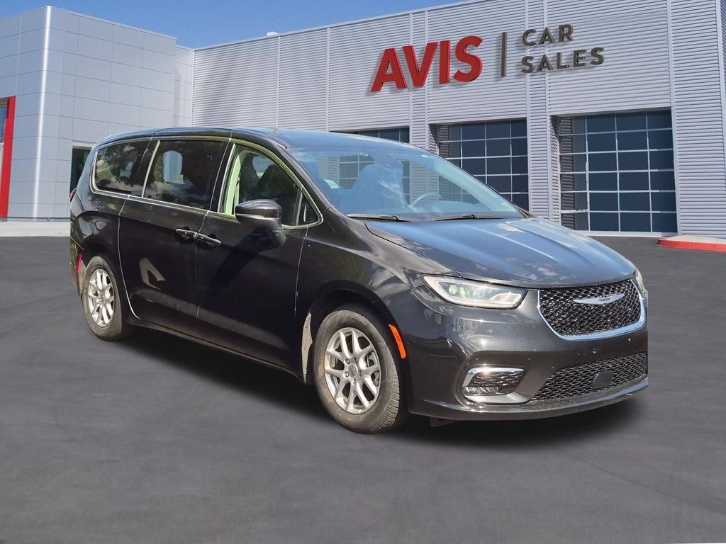 Thumbnail: 2023 Chrysler Pacifica - 3