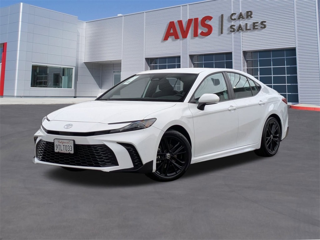 2025 Toyota Camry SE's photo