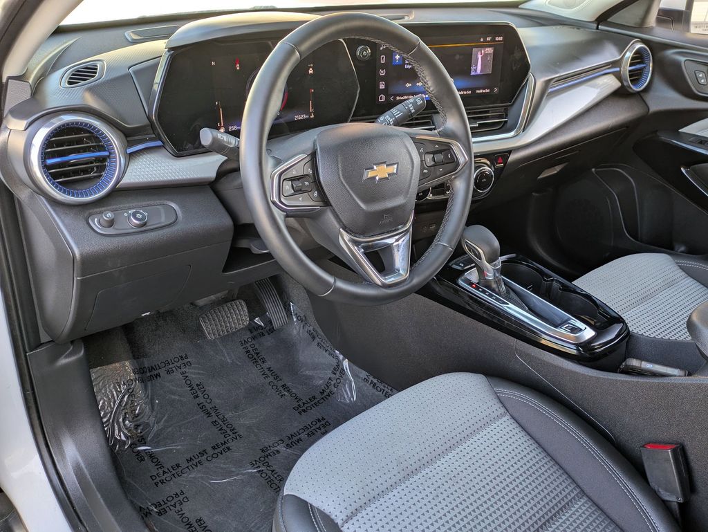 Thumbnail: 2025 Chevrolet Trax - 14