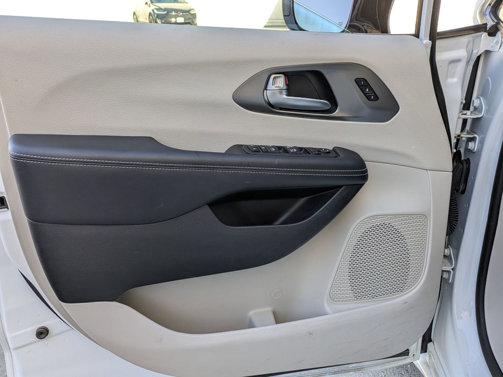 Thumbnail: 2024 Chrysler Pacifica - 11