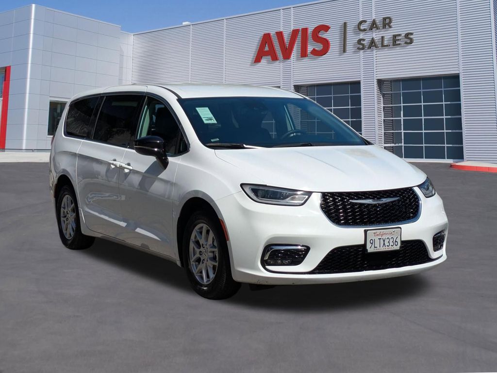 Thumbnail: 2024 Chrysler Pacifica - 3