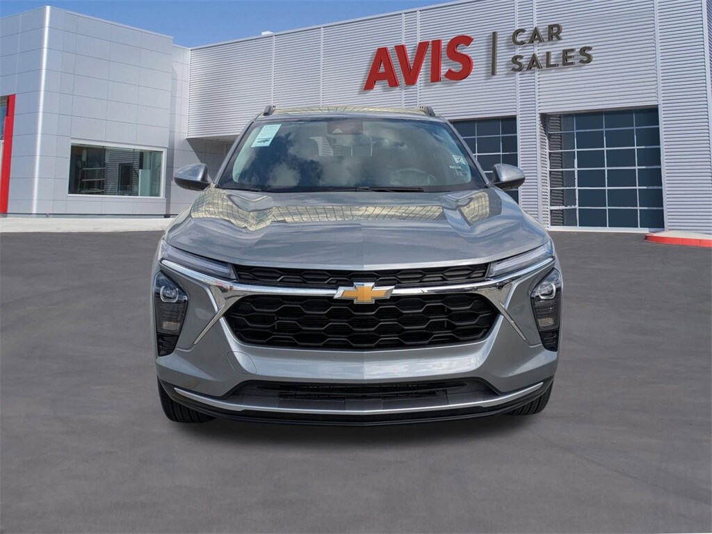 2025 Chevrolet Trax LT photo 2