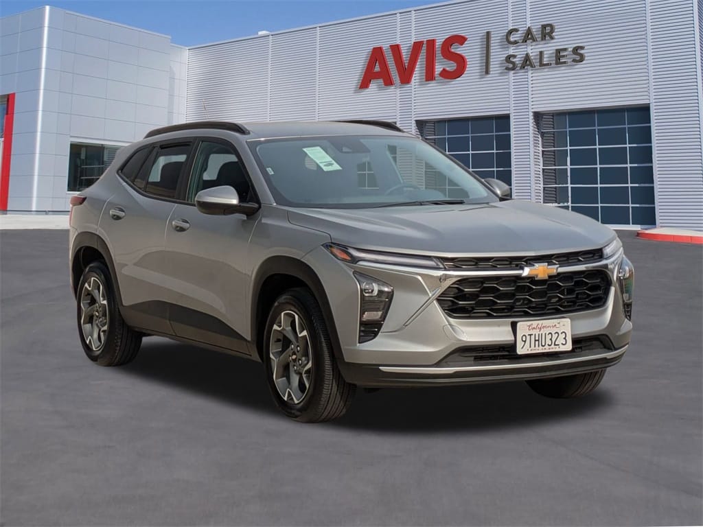 Thumbnail: 2025 Chevrolet Trax - 3