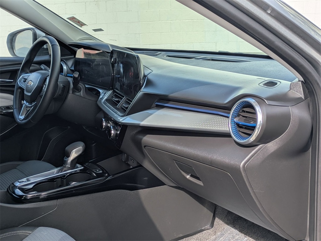 Thumbnail: 2025 Chevrolet Trax - 32