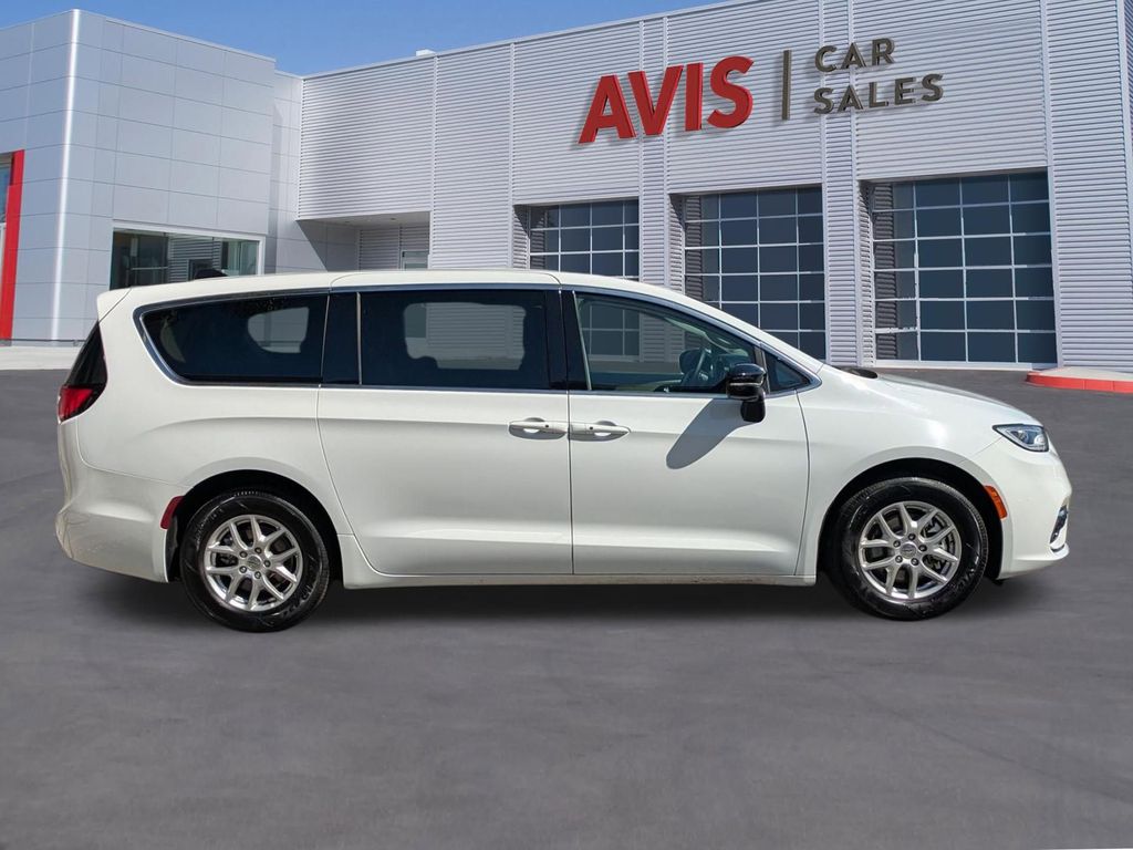 Thumbnail: 2024 Chrysler Pacifica - 5